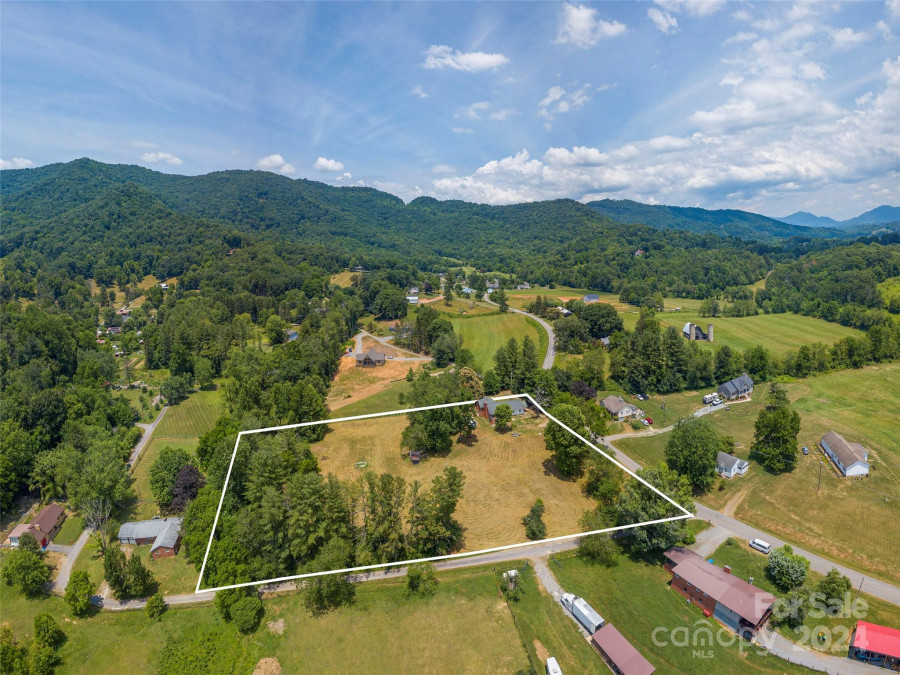 313 Peters Cove Rd Waynesville, NC 28786