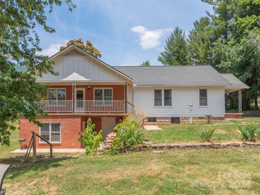 313 Peters Cove Rd Waynesville, NC 28786