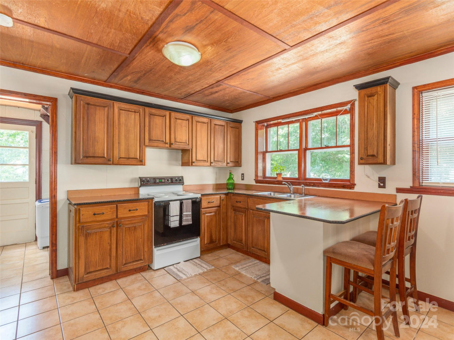 313 Peters Cove Rd Waynesville, NC 28786