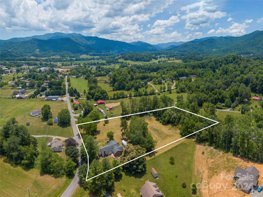 313 Peters Cove Rd Waynesville, NC 28786