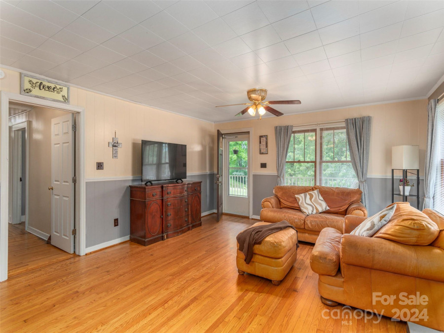 313 Peters Cove Rd Waynesville, NC 28786