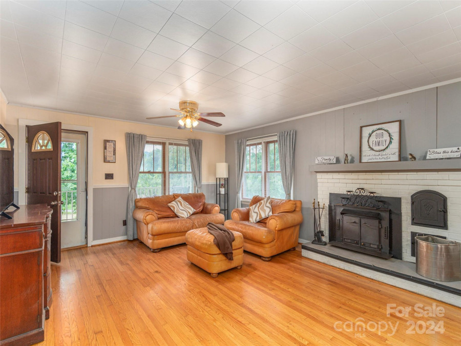 313 Peters Cove Rd Waynesville, NC 28786