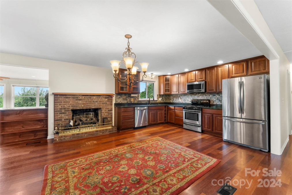 50 Lofty Pine Ln Mills River, NC 28759