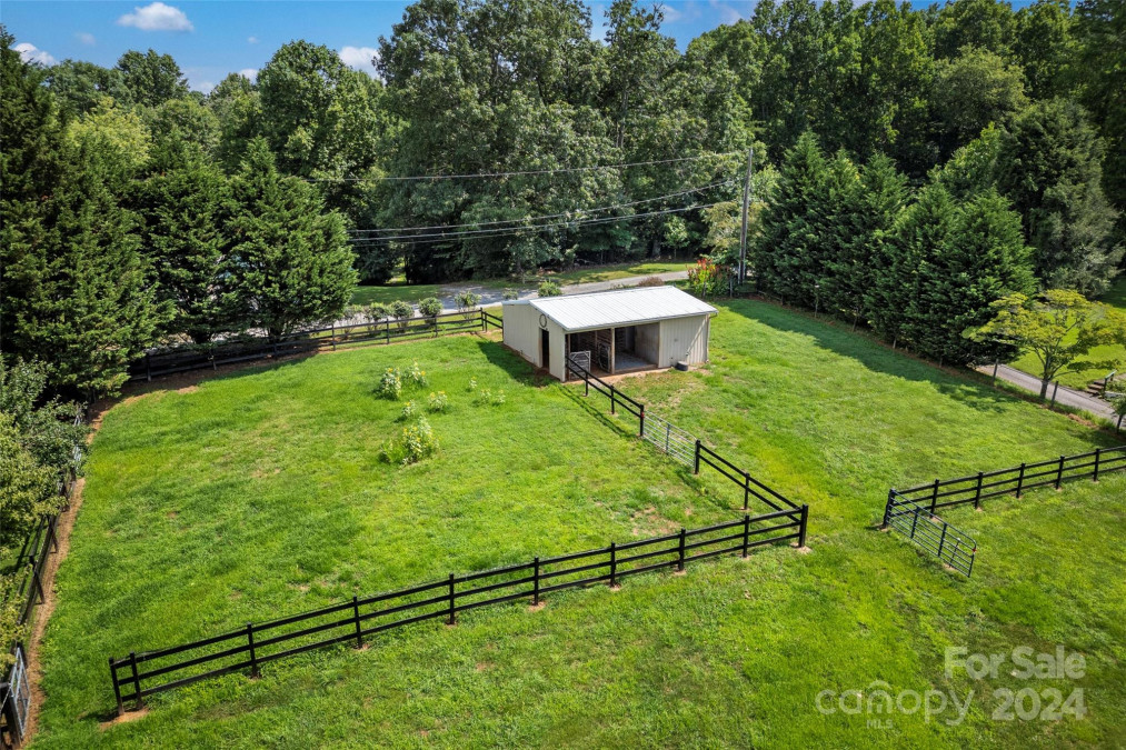 50 Lofty Pine Ln Mills River, NC 28759