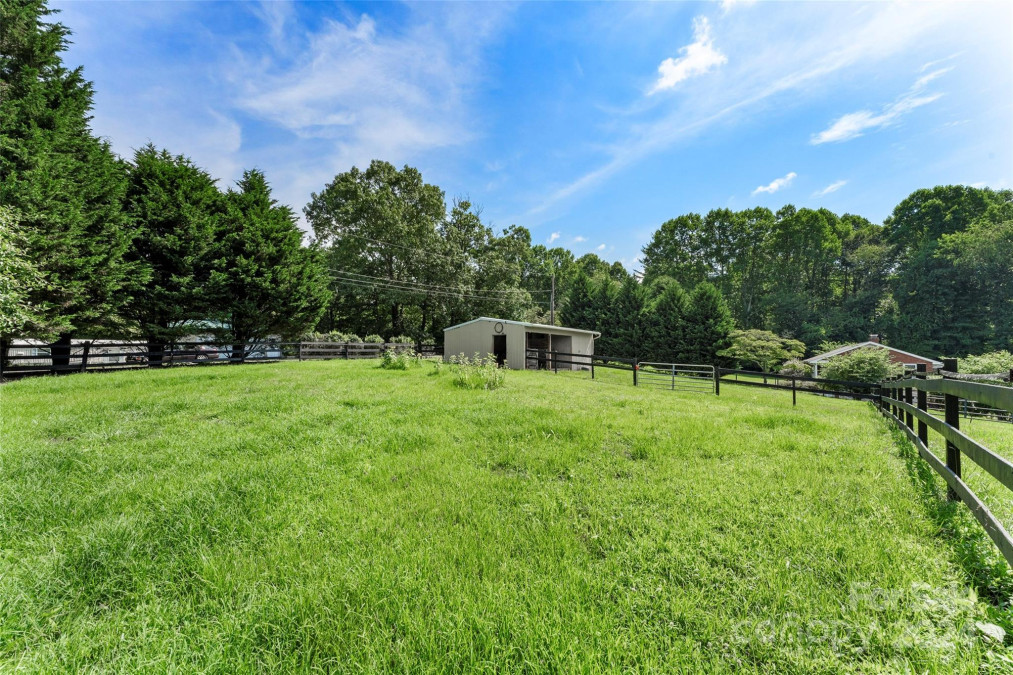 50 Lofty Pine Ln Mills River, NC 28759