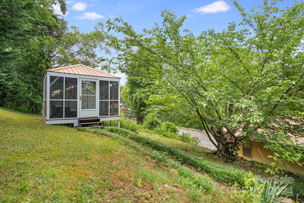 529 Us 25 70 Hw Hot Springs, NC 28743