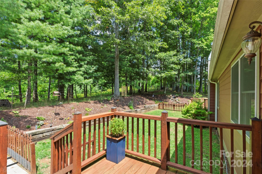 382 Barefoot Cv Burnsville, NC 28714