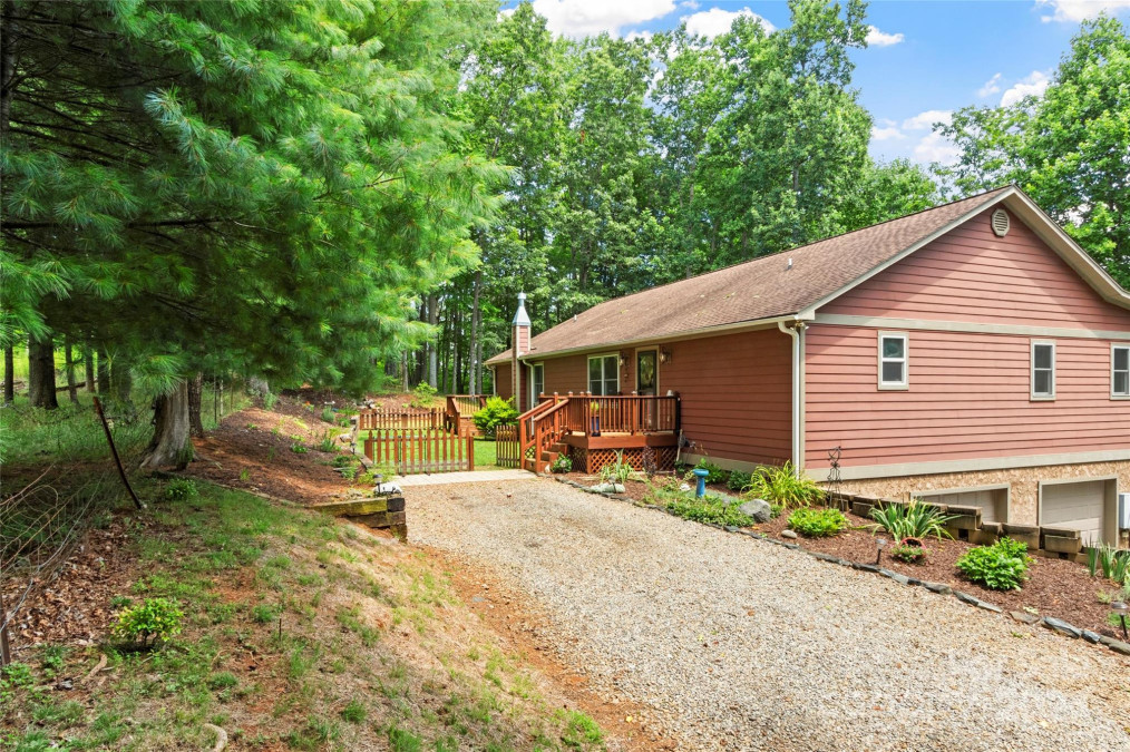 382 Barefoot Cv Burnsville, NC 28714