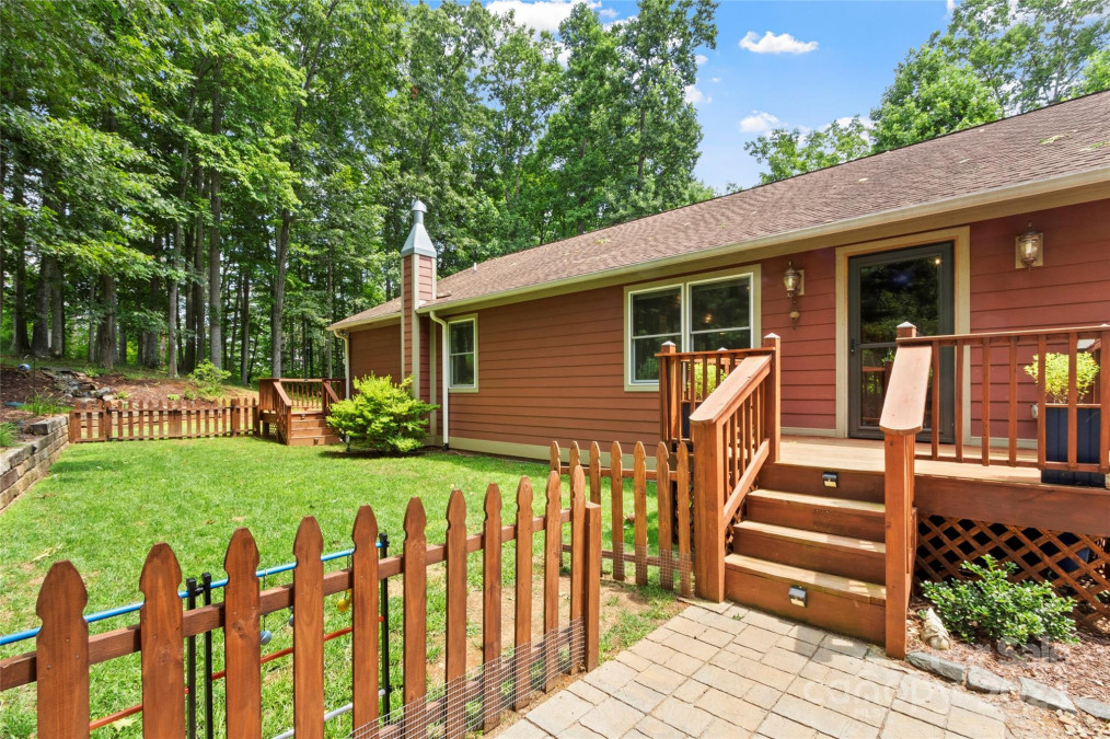 382 Barefoot Cv Burnsville, NC 28714