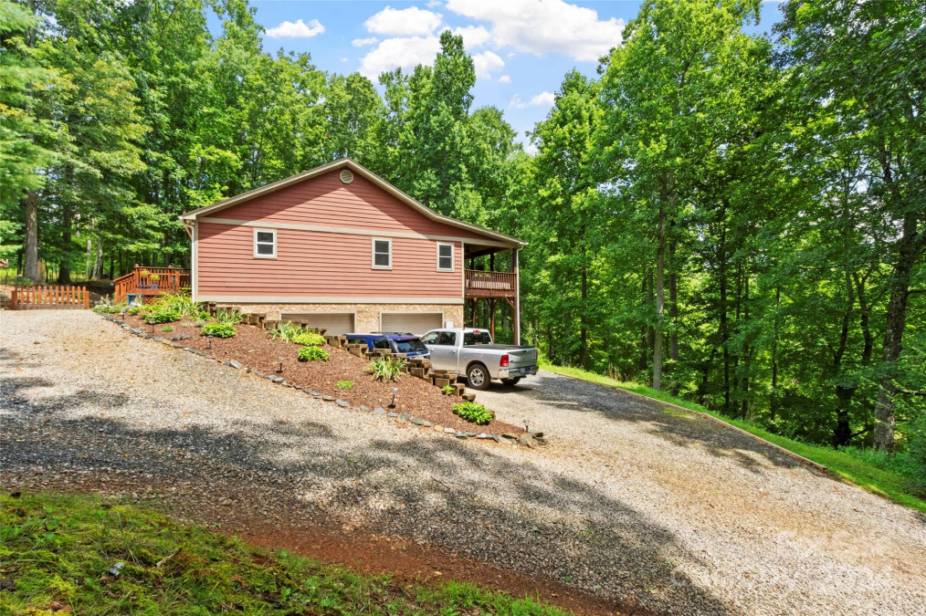 382 Barefoot Cv Burnsville, NC 28714