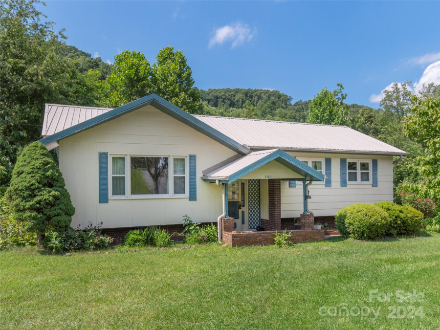 1618 Old Balsam Rd Waynesville, NC 28786