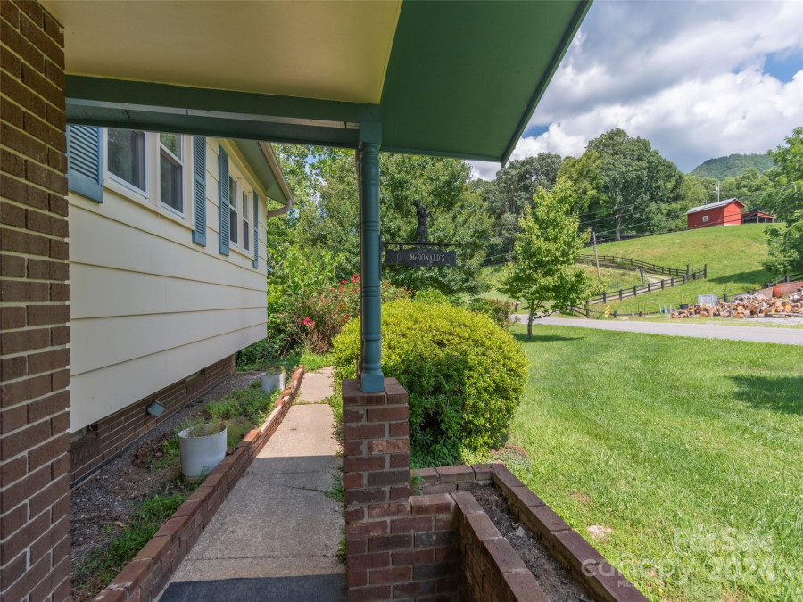 1618 Old Balsam Rd Waynesville, NC 28786