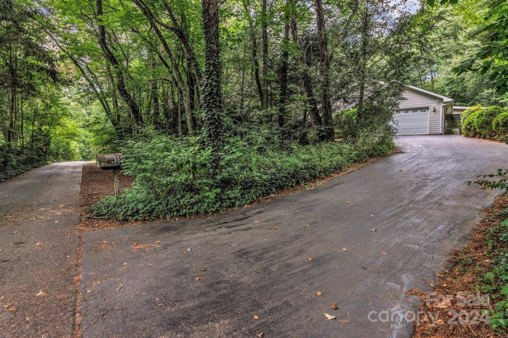 15 Hickory Court Ln Hendersonville, NC 28792