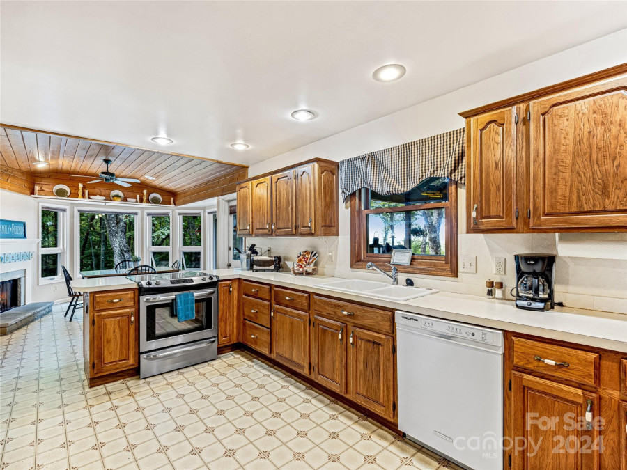 796 Hawk Mountain Rd Lake Toxaway, NC 28747