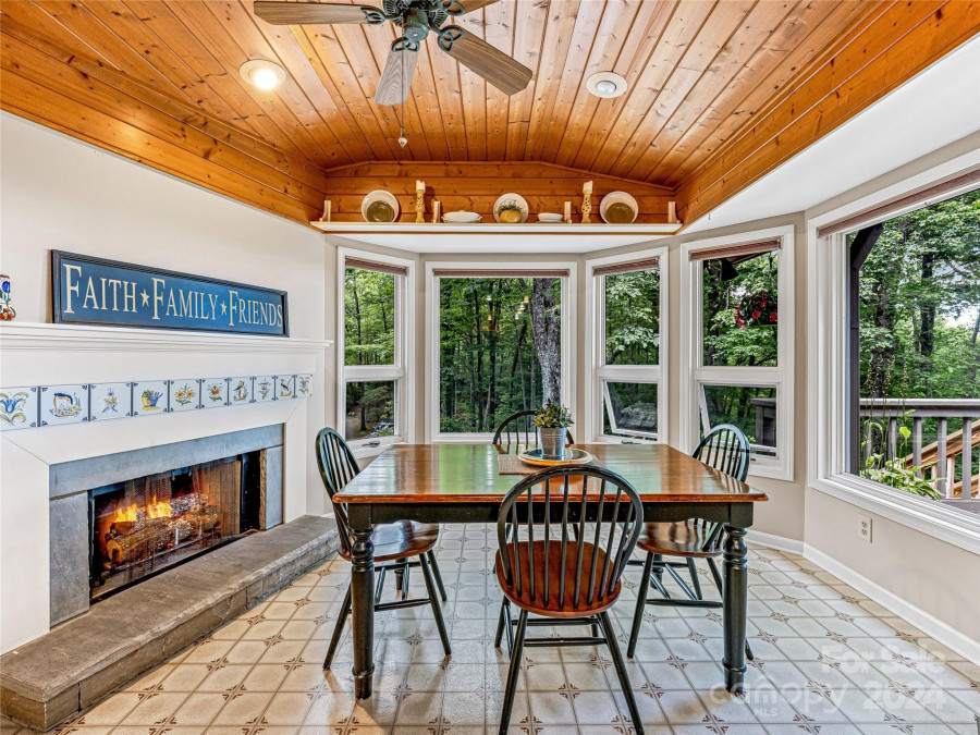 796 Hawk Mountain Rd Lake Toxaway, NC 28747