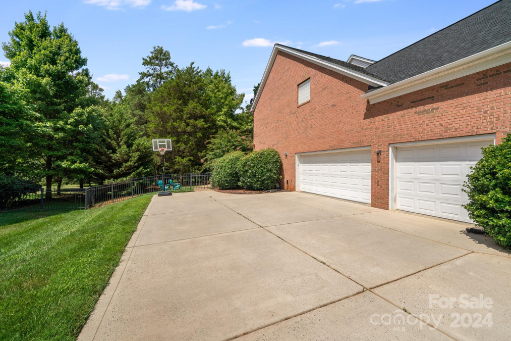 500 Castlestone Ln Matthews, NC 28104