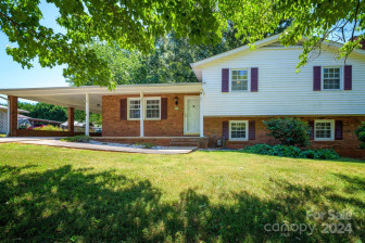 1933 Colonial Ln Hickory, NC 28601