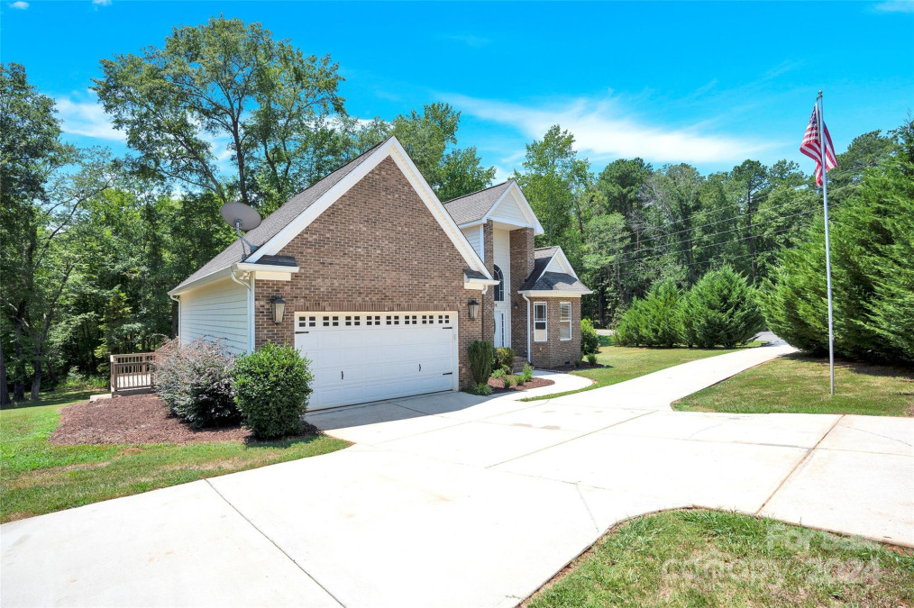 8406 Catawba Cove Dr Belmont, NC 28012