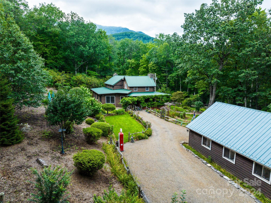 619 Rhododendron Park Rd Burnsville, NC 28714