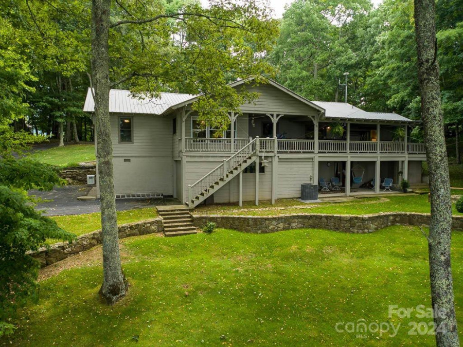 134 Wolfs Head Ct Mars Hill, NC 28754