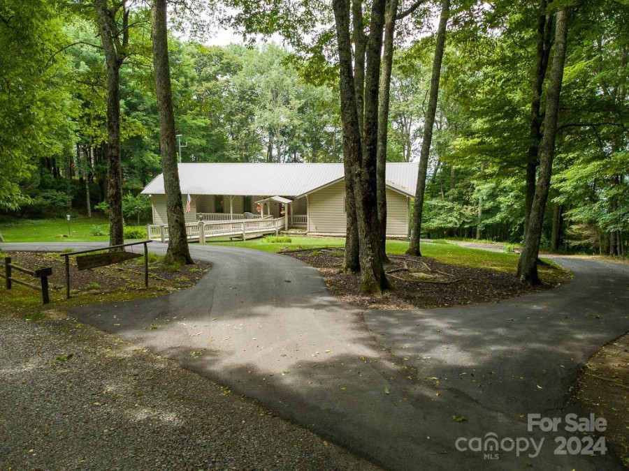 134 Wolfs Head Ct Mars Hill, NC 28754