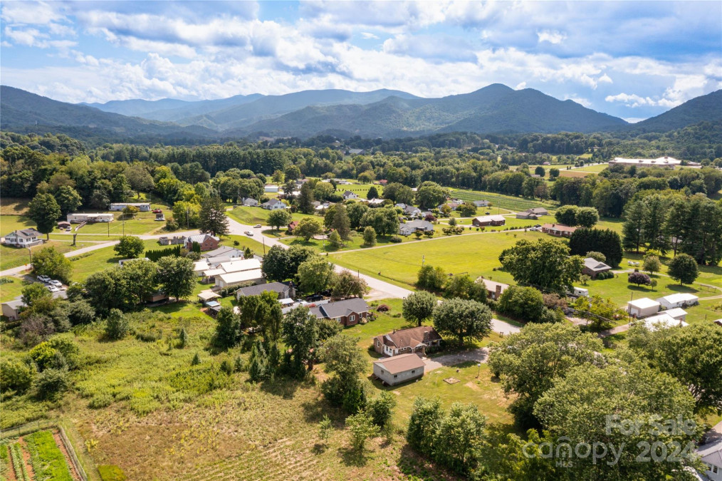 4221 Pisgah Dr Canton, NC 28716