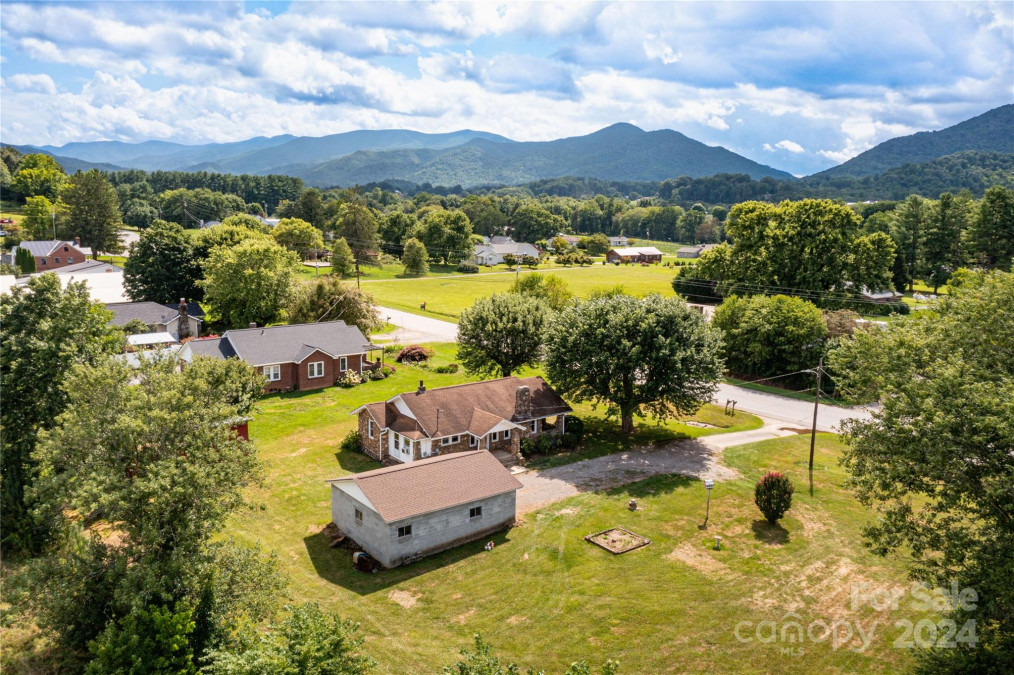 4221 Pisgah Dr Canton, NC 28716