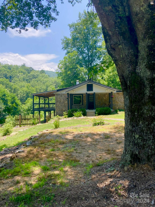 17 Moonlight Trl Bryson City, NC 28713