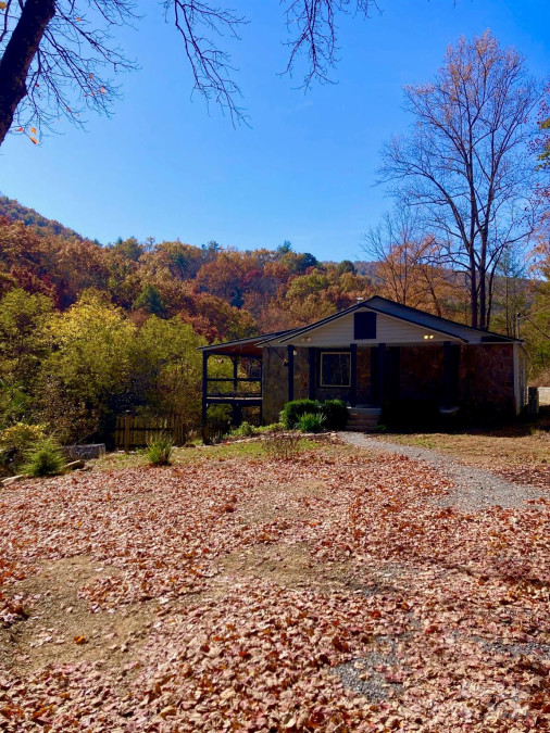 17 Moonlight Trl Bryson City, NC 28713