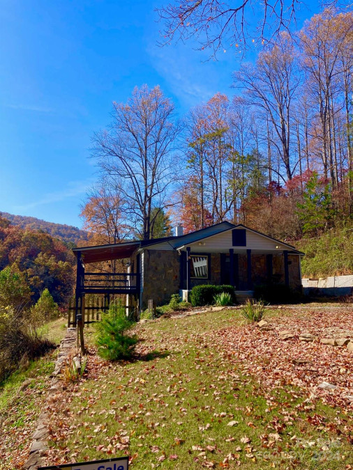 17 Moonlight Trl Bryson City, NC 28713