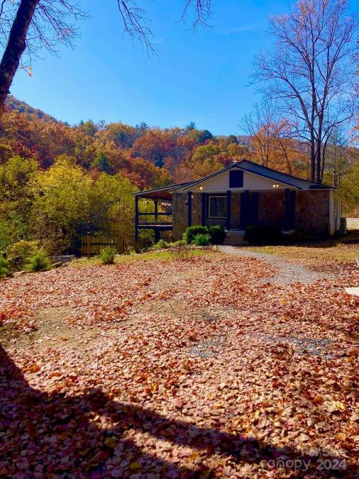 17 Moonlight Trl Bryson City, NC 28713