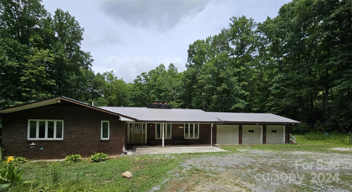 2075 Granny Squirrel Dr Andrews, NC 28901