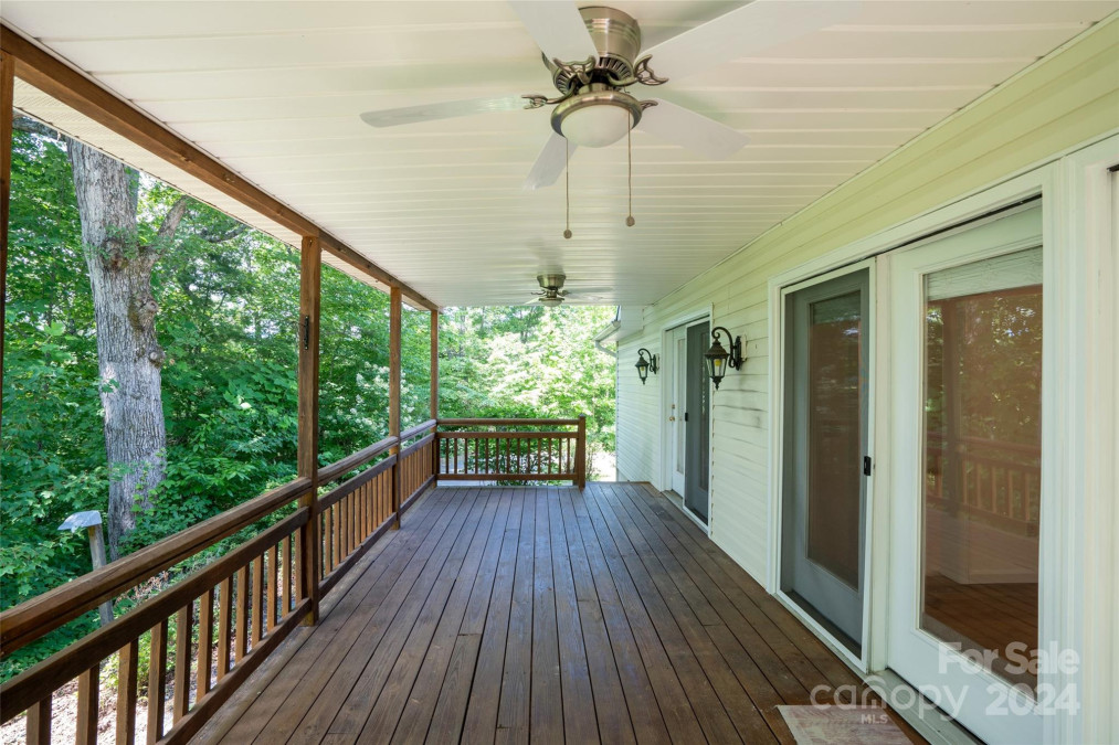 81 Holly Cove Rd Whittier, NC 28789