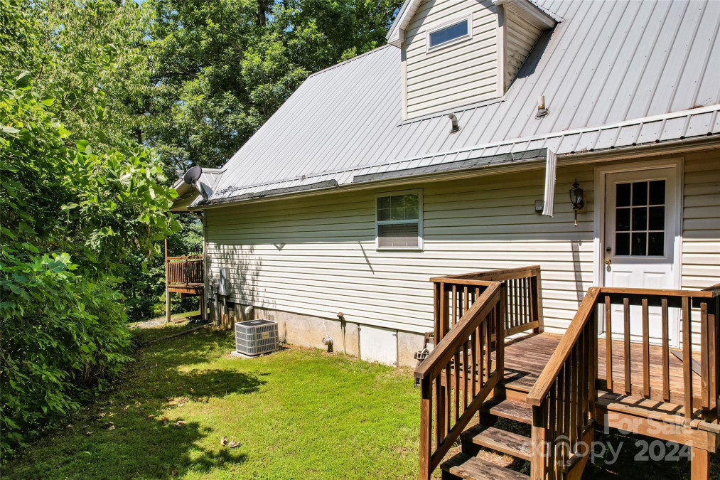 81 Holly Cove Rd Whittier, NC 28789