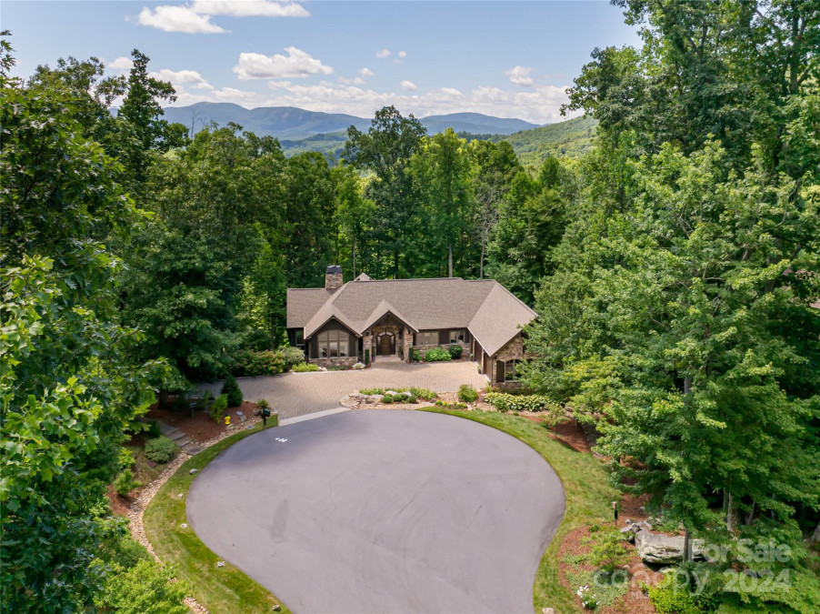 2 Cherokee Orchard Ct Fairview, NC 28730