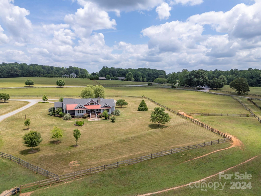 200 Green Fields Ln Columbus, NC 28722