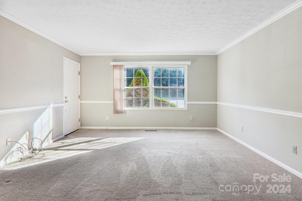 35 Capri Ln Hendersonville, NC 28791