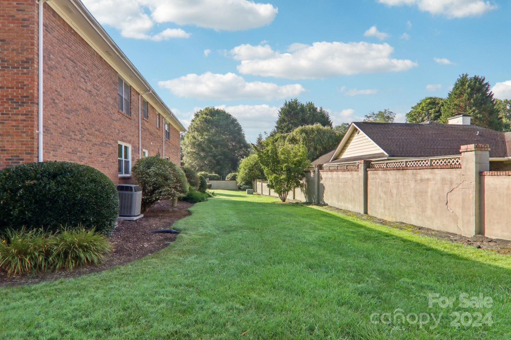 35 Capri Ln Hendersonville, NC 28791