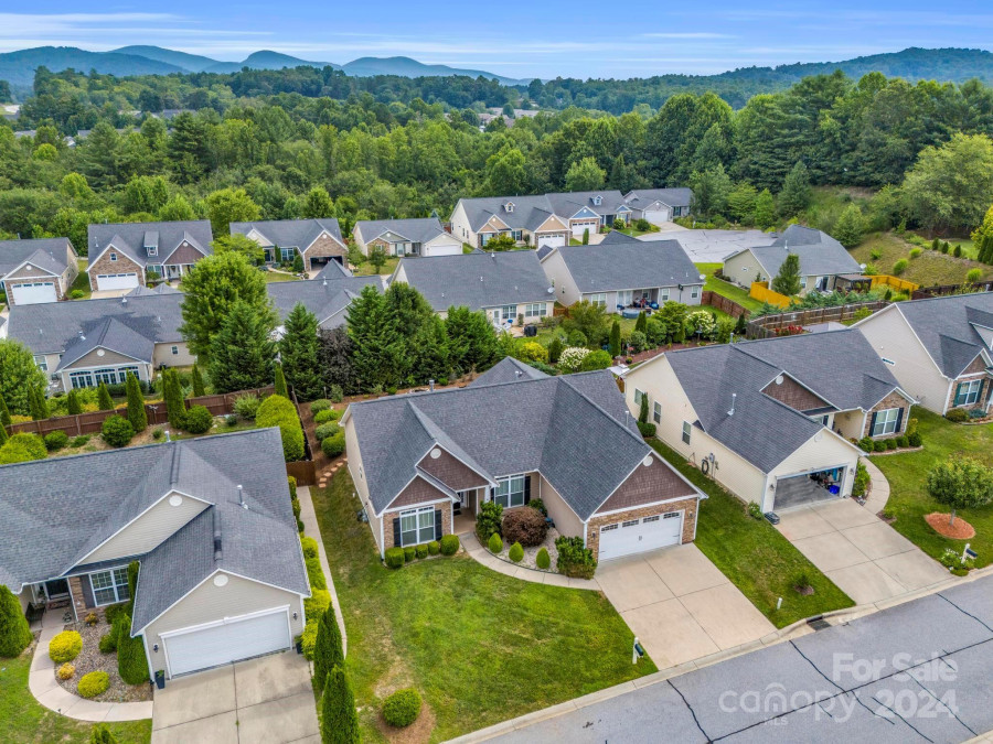 89 Brookstone Ct Hendersonville, NC 28792