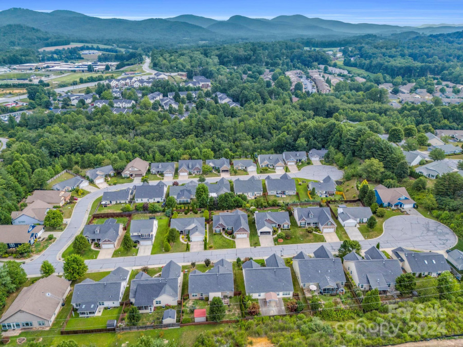 89 Brookstone Ct Hendersonville, NC 28792