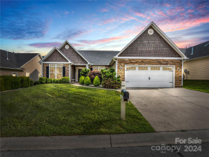 89 Brookstone Ct Hendersonville, NC 28792