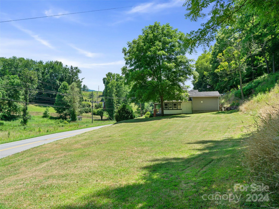 1029 Jacks Creek Rd Burnsville, NC 28714