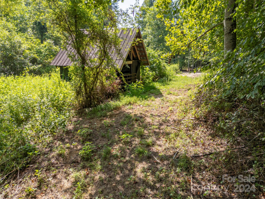 1084 Old Howard Gap Rd Saluda, NC 28773