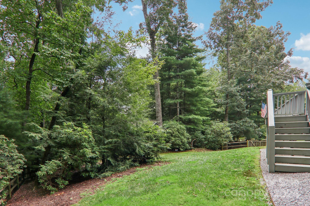 2 Thornapple Dr Hendersonville, NC 28739