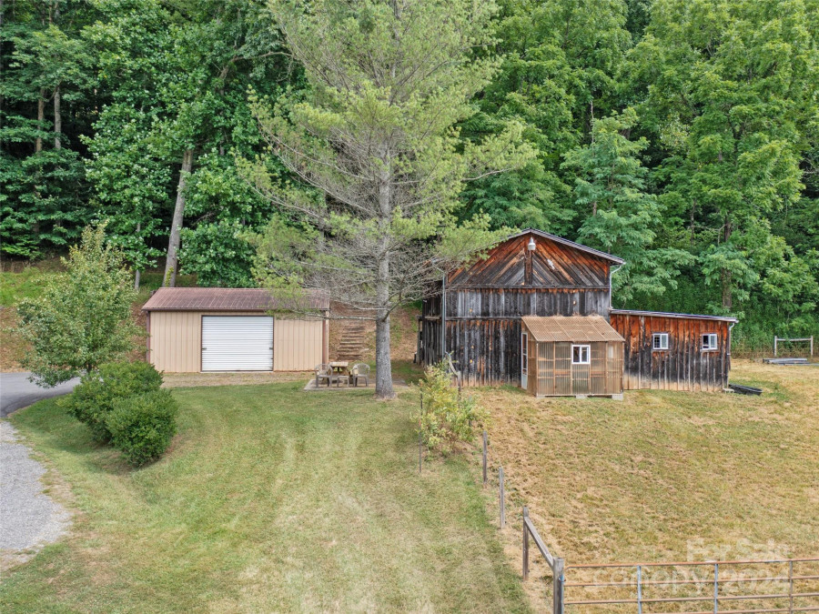 160 Cool Creek Dr Burnsville, NC 28714