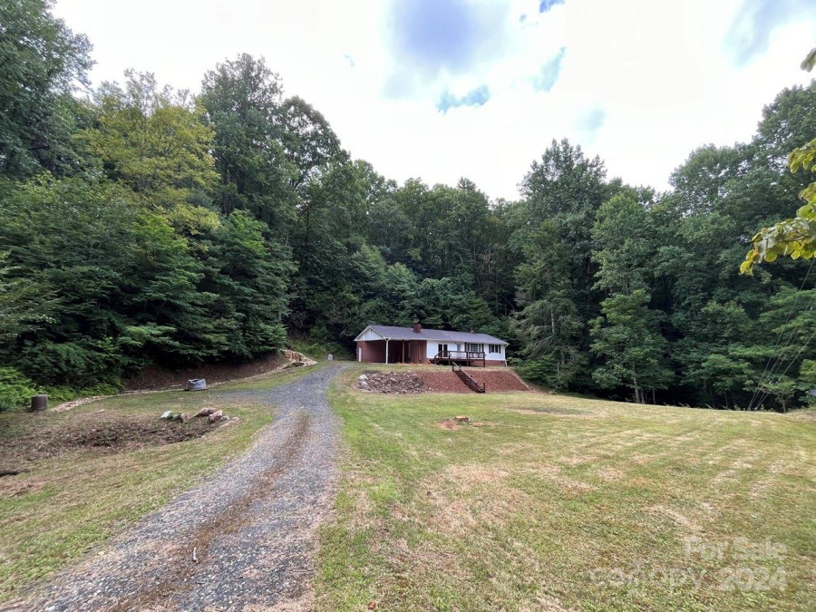 3178 Penland Rd Spruce Pine, NC 28777