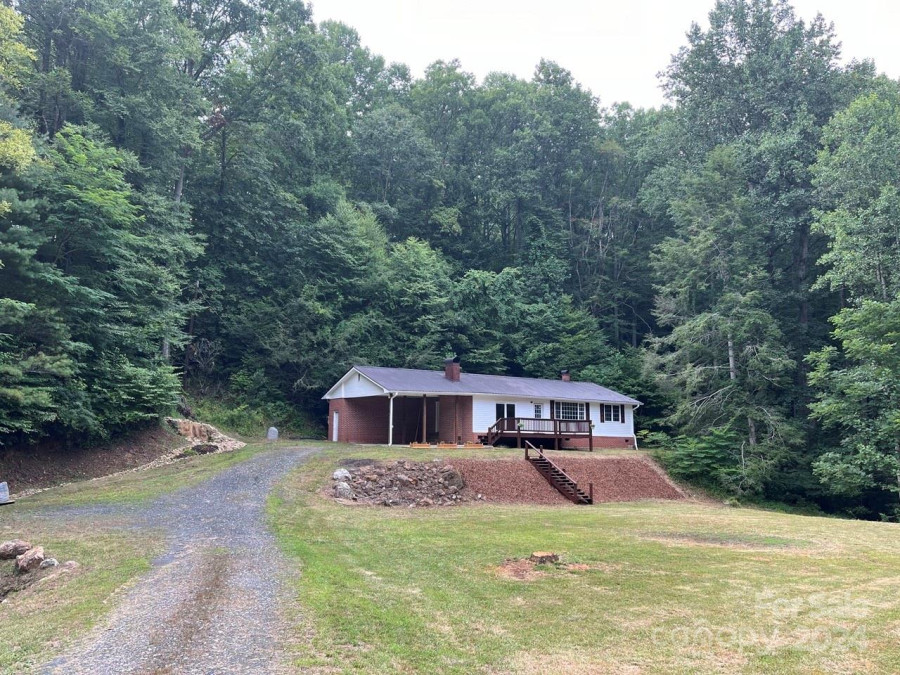 3178 Penland Rd Spruce Pine, NC 28777