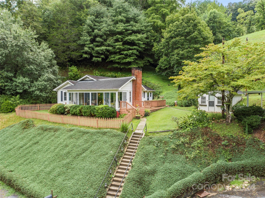 15388 Us Hwy 19 Hw Green Mountain, NC 28740