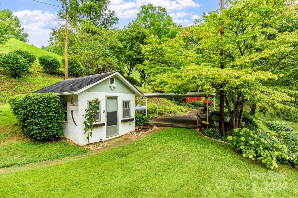 15388 Us Hwy 19 Hw Green Mountain, NC 28740