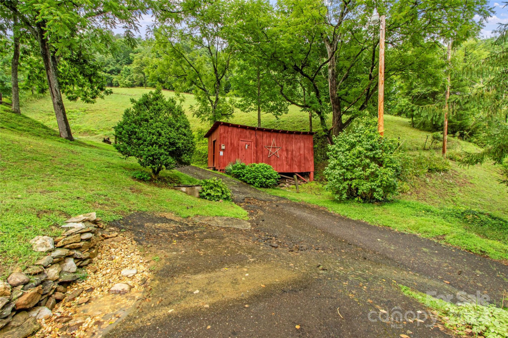 15388 Us Hwy 19 Hw Green Mountain, NC 28740